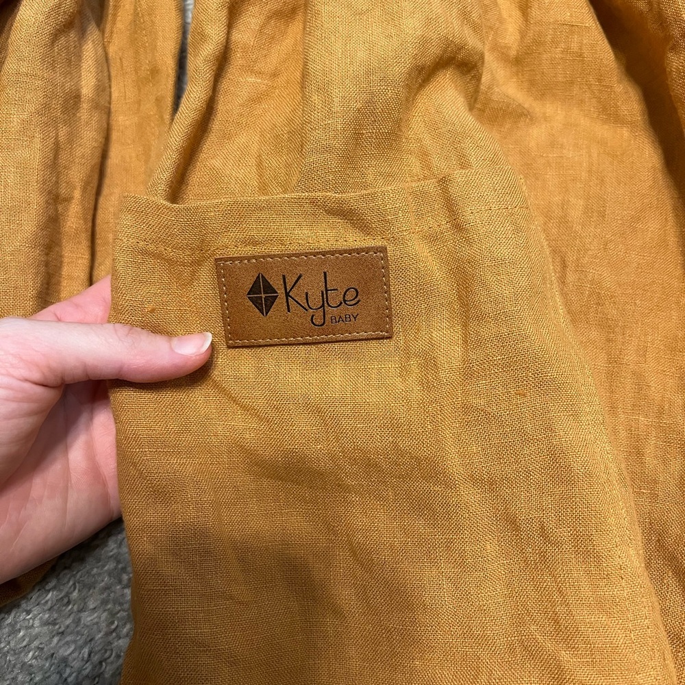 Kyte Linen Rust Orange ring sling - Picture 2 of 4